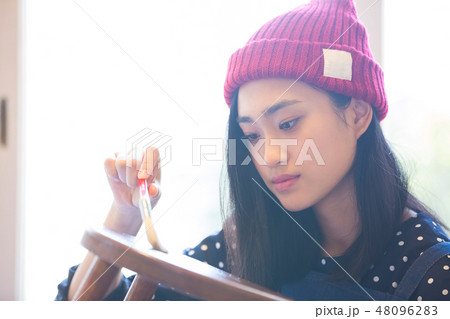 DIYを楽しむ女性 48096283