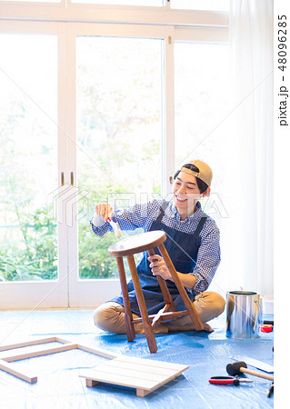 DIYを楽しむ男性 48096285