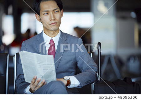 空港にいる海外出張のビジネスマン 48096300