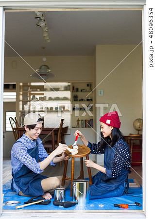 DIYを楽しむ男女 DIYを楽しむ男女 48096354