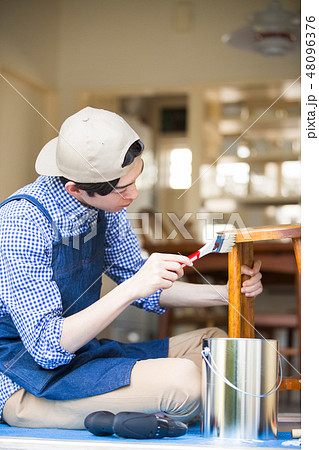 DIYを楽しむ男性 DIYを楽しむ男性 48096376