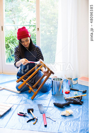 DIYを楽しむ女性 48096385