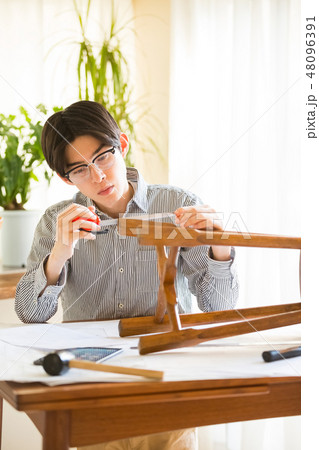 DIYを楽しむ男性 48096391