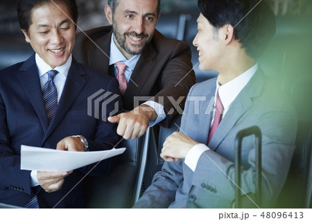 空港で仕事をする海外出張のビジネスマン 48096413