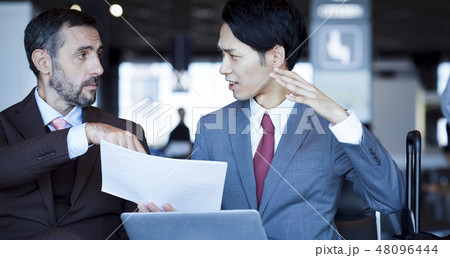 空港で仕事をする海外出張のビジネスマン 48096444