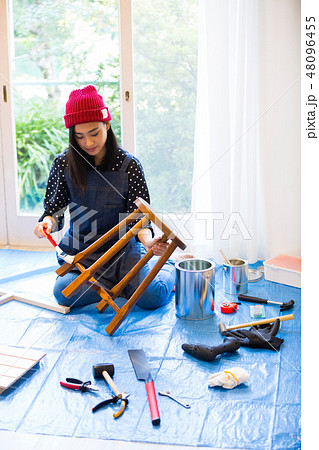 DIYを楽しむ女性 48096455
