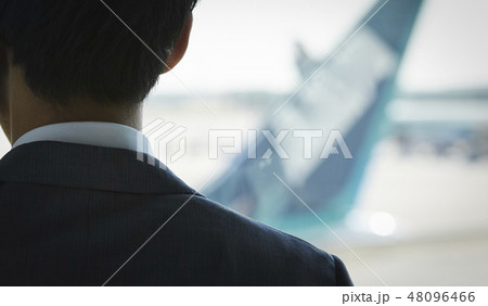 空港にいる海外出張のビジネスマン 48096466