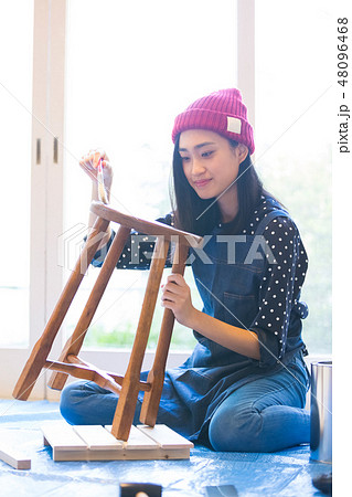 DIYを楽しむ女性 DIYを楽しむ女性 48096468