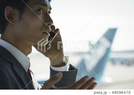 空港で電話をする海外出張のビジネスマン 48096470