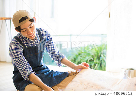 DIYを楽しむ男性 DIYを楽しむ男性 48096512