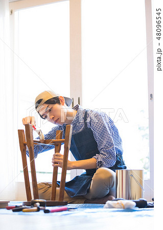 DIYを楽しむ男性 48096545
