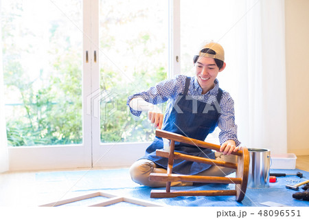 DIYを楽しむ男性 48096551
