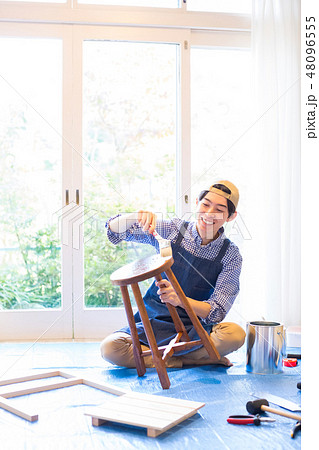 DIYを楽しむ男性 DIYを楽しむ男性 48096555