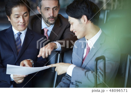 空港で仕事をする海外出張のビジネスマン 空港で仕事をする海外出張のビジネスマン 48096571