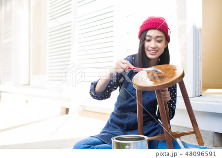 DIYを楽しむ女性 DIYを楽しむ女性 48096591