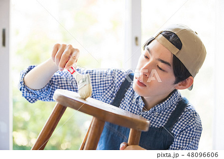 DIYを楽しむ男性 48096606