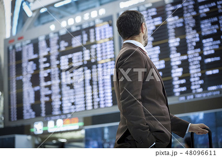 空港にいる海外出張のビジネスマン 48096611