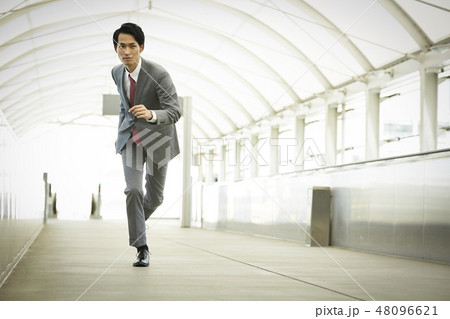 走るビジネスマン 走るビジネスマン 48096621