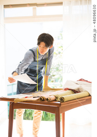 裁縫をする男性 裁縫をする男性 48096630
