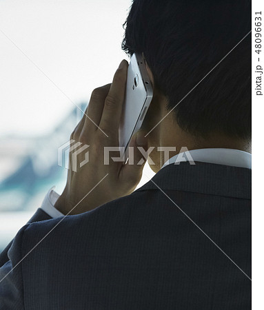 空港で電話をする海外出張のビジネスマン 48096631