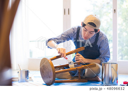 DIYを楽しむ男性 48096632