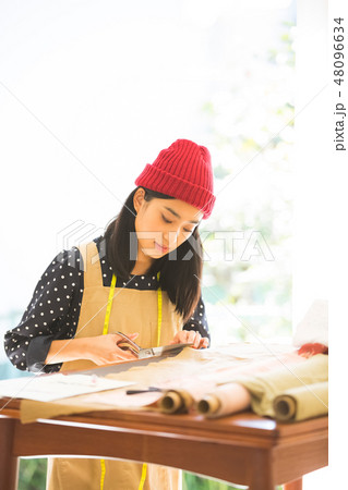 裁縫をする女性 裁縫をする女性 48096634