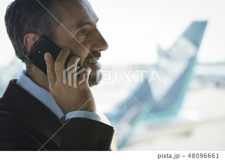 空港で電話をする海外出張のビジネスマン 48096661