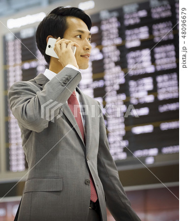 空港で電話をする海外出張のビジネスマン 48096679