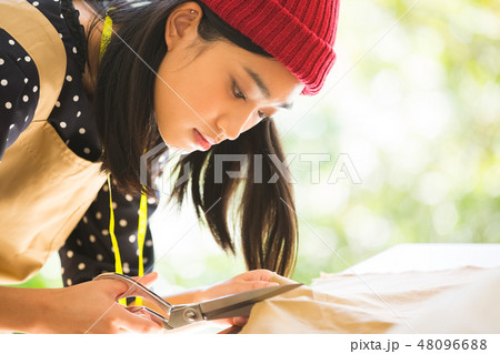 裁縫をする女性 裁縫をする女性 48096688