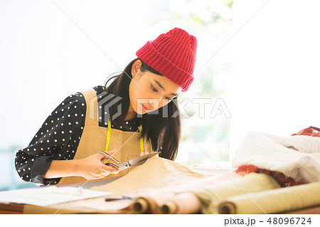 裁縫をする女性 48096724