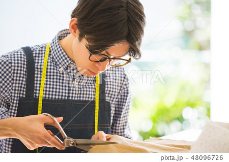 裁縫をする男性 裁縫をする男性 48096726