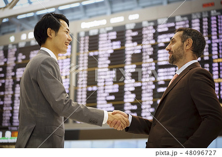 空港で人を出迎えるビジネスマン 48096727