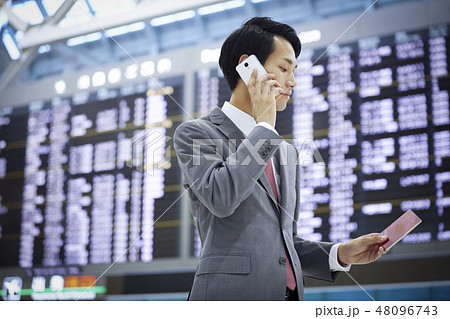空港で電話をする海外出張のビジネスマン 48096743