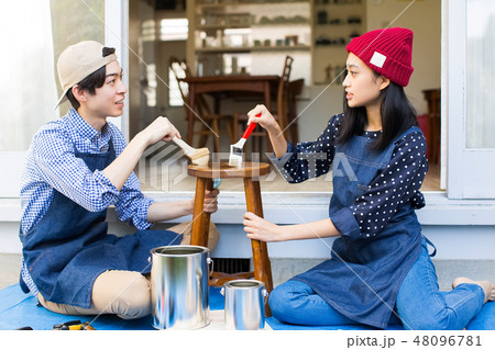 DIYを楽しむ男女 48096781