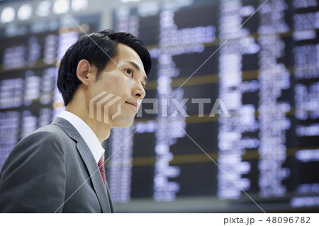 空港にいる海外出張のビジネスマン 48096782