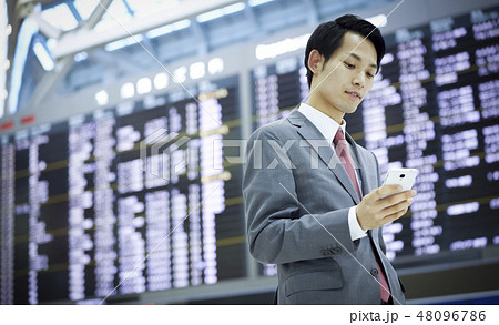 空港にいる海外出張のビジネスマン 48096786