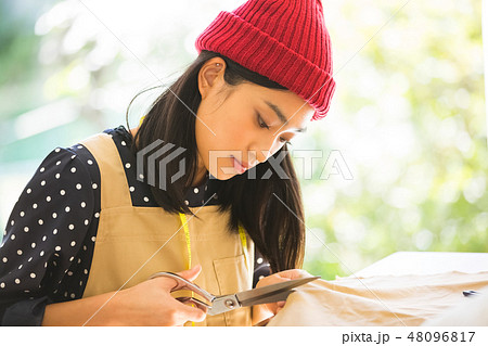 裁縫をする女性 48096817