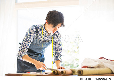 裁縫をする男性 48096819