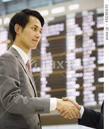 空港で人を出迎えるビジネスマン 空港で人を出迎えるビジネスマン 48096830