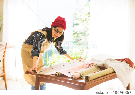 裁縫をする女性 48096862