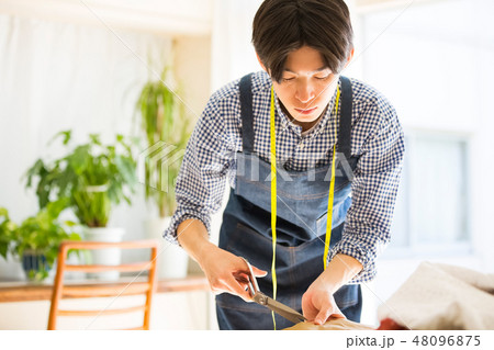裁縫をする男性 裁縫をする男性 48096875