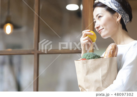 女性　ライフスタイル　買い物　食材 48097302