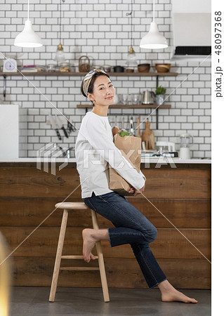 女性 ライフスタイル 買い物 食材 女性 ライフスタイル 買い物 食材 48097368