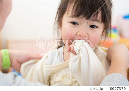 子どもの着替え 48097379