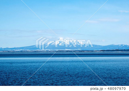 冬のオホーツク海と斜里岳　網走市 48097970