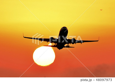 美しい夕焼け空と夕陽を背景に飛行する航空機シルエット風景(阿蘇くまもと空港) 美しい夕焼け空と夕陽を背景に飛行する航空機シルエット風景(阿蘇くまもと空港) 48097973