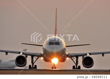 夕焼けの飛行機風景(阿蘇くまもと空港) 夕焼けの飛行機風景(阿蘇くまもと空港) 48098511