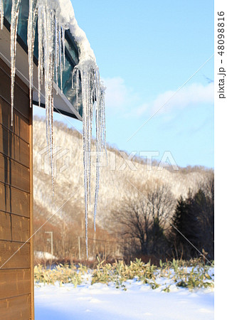 軒下のつらら、里山の冬、雪国 軒下のつらら、里山の冬、雪国 48098816