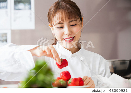 調理師　女性　料理　シェフ 48099921