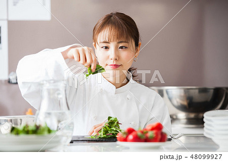 調理師 女性 料理 シェフ 調理師 女性 料理 シェフ 48099927